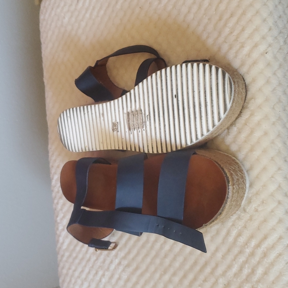 Aloha Island Shoes - Picture 2 of 3